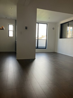 【居間・リビング】 | 野上2丁目新築戸建て | 天井高く開放感のあるリビング