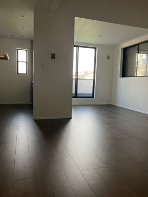 【居間・リビング】 | 野上2丁目新築戸建て | 天井高く開放感のあるリビング