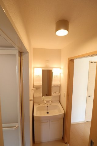 ジェルメ　Ａの洗面所|明るい洗面所です