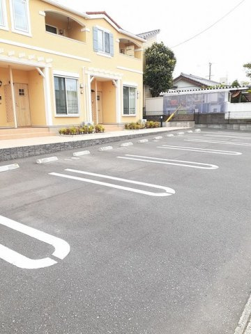 ガーデンハウスプリムローズ　Ⅱの駐車場|車をお持ちの方に嬉しい駐車場付きの物件です