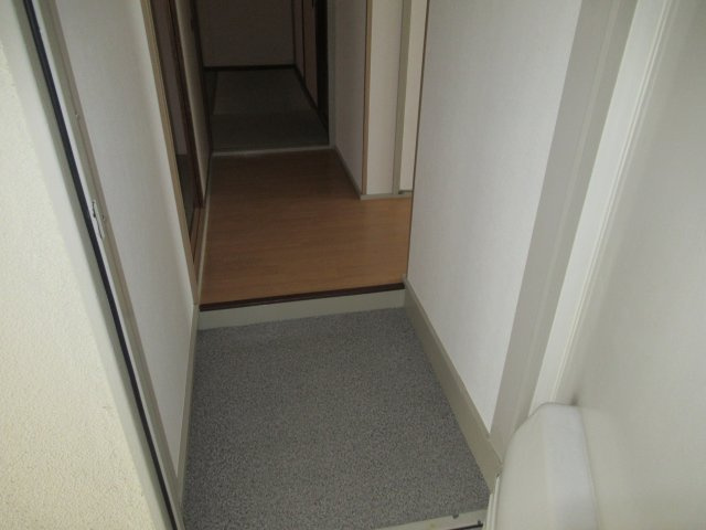 兵庫県公社　東垂水南（４）４Ｂ号棟の玄関|うまく工夫をして傘立てなどを置きましょう