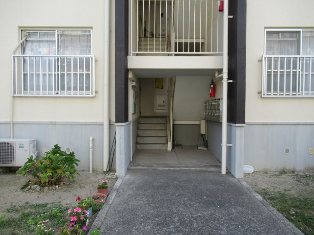 兵庫県公社　東垂水南（４）４Ｂ号棟のエントランス|建物の入口部分と集合ポストです