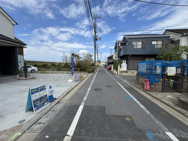 葛飾区西水元３丁目新築戸建【幸田小学校：7分】の前面道路含む現地写真|東側前面道路・幅員約5ｍ