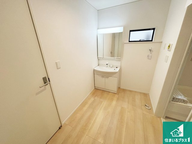 和歌山市鳴神　第４期　新築一戸建ての独立洗面台|清潔感のある洗面台です。フラットな鏡は掃除がしやすく毎日清潔！鏡裏には収納があるのでスッキリとした洗面台が保てます。