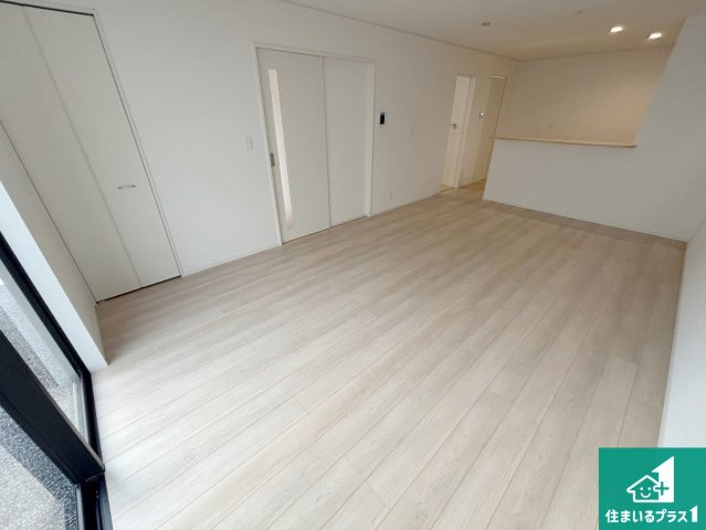 和歌山市鳴神　第４期　新築一戸建ての居間・リビング|日当たり良好の明るいリビングで朝の目覚めもスッキリできそう！対面キッチンでご家族のコミュニケーションも自然と増える設計！小さなお子様が遊ぶスペースを作っても広々とくつろげるLDK！