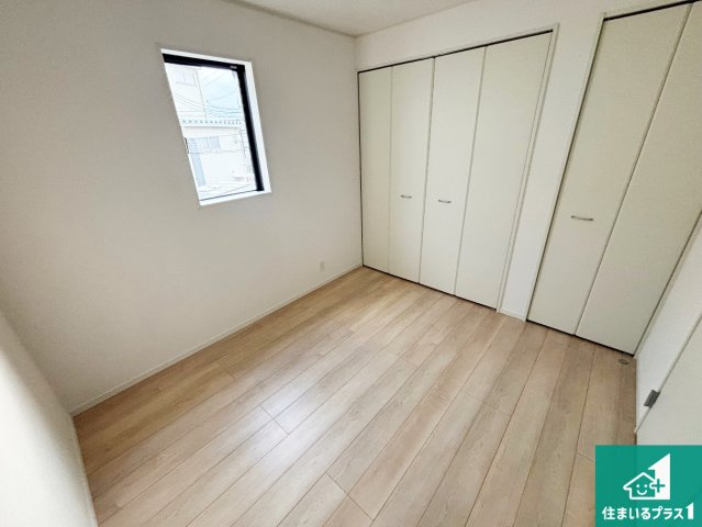 和歌山市鳴神　第４期　新築一戸建ての洋室|シンプルな洋室は、自分好みのインテリアが楽しめます♪ご家族とインテリアや家具を選びに行くのは新築購入時の醍醐味の一つです。ぜひお楽しみください♪