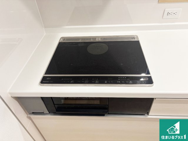 和歌山市鳴神　第４期　新築一戸建ての設備|火を使わないので、安心なＩＨコンロ！でこぼこが無い構造なので、掃除もしやすく清潔に保てます！