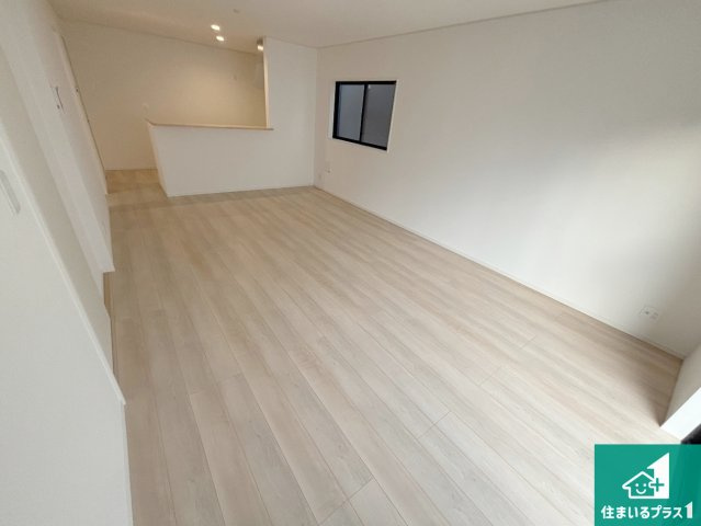 和歌山市鳴神　第４期　新築一戸建ての居間・リビング|太陽の光が差し込むとっても明るいリビング！思わず微笑みたくなる居心地の良さ。家族団らんの時間も増えそうなくつろぎのＬＤＫで、住む人のこだわりを活かすゆとりある空間♪