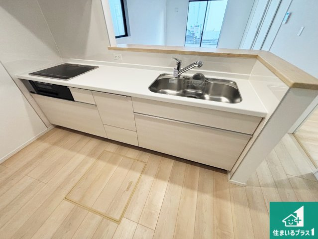 和歌山市鳴神　第４期　新築一戸建てのキッチン|収納豊富！浄水器付きキッチン！お子さまの様子を見ながらお料理を楽しむことができますね。家族のコミュニケーションが増え会話もはずみそう！