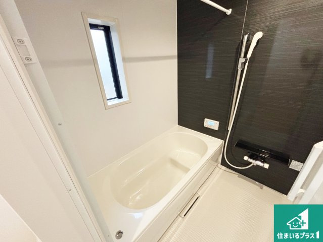 和歌山市鳴神　第４期　新築一戸建ての浴室|足をゆったり伸ばして一日の疲れを癒してくれる浴槽。窓は少し高めに設置することで、外部からの視線も気にならない設計にし、かつ差し込む光が明るく穏やかな雰囲気にしてくれます！