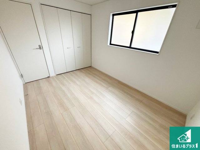 和歌山市鳴神　第４期　新築一戸建ての洋室|ナチュラル感のある洋室は、自分好みのインテリアが楽しめます♪ご家族とインテリアや家具を選びに行くのは新築購入時の醍醐味の一つです。ぜひお楽しみください♪