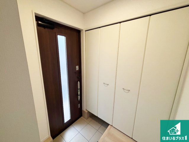 和歌山市鳴神　第４期　新築一戸建ての玄関|ご家族皆様の靴もたっぷり収まる大容量の玄関収納を設けました。見た目もスッキリ綺麗な玄関に！