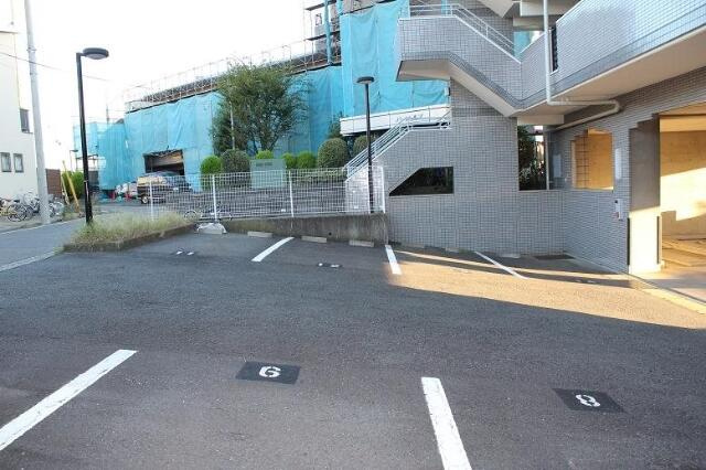 コーポラストマトの駐車場