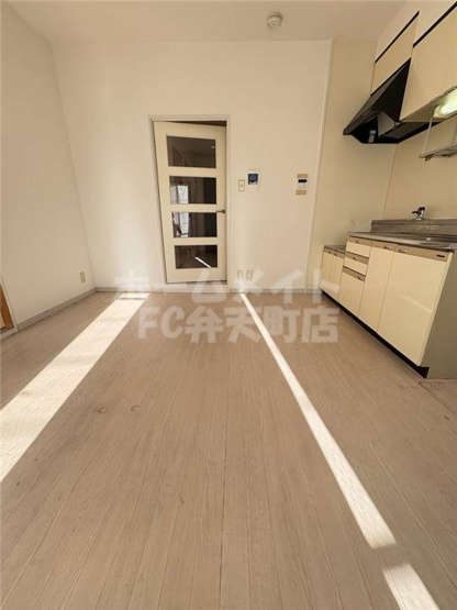 【居間・リビング】 | 八幡屋港友マンション | こちらのリビングで趣味の時間をお楽しみください