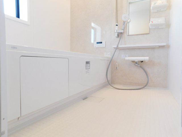 北名古屋市六ツ師女夫越の新築一戸建の浴室|◇浴室◇　　広い１坪サイズ（LIXIL）・浴室暖房乾燥機・保温浴槽・エコベンチ浴槽・スライドバーシャワー・キレイサーモフロア・オートバス・バリアフリー
