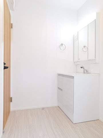 北名古屋市六ツ師女夫越の新築一戸建の独立洗面台|◇洗面室◇　　三面鏡シャンプードレッサー　くもり止め仕様　