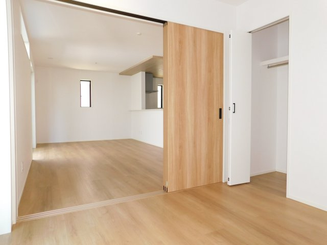 北名古屋市六ツ師女夫越の新築一戸建の収納|◇１階洋室◇　　南面で明るい洋室約４．５帖　全居室収納完備♪　リビングの続き間としても利用できます！　