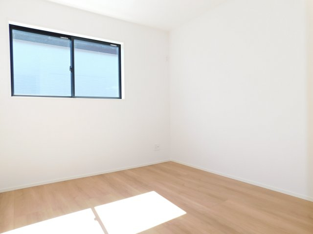 北名古屋市六ツ師女夫越の新築一戸建の洋室|◇２階洋室◇　　南面で明るい洋室約５．２５帖　全居室収納完備♪