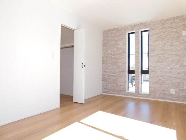 北名古屋市六ツ師女夫越の新築一戸建の洋室|◇２階洋室◇　　南面で明るい洋室約７．５帖　ウォークインクローゼット完備♪　バルコニー付き！