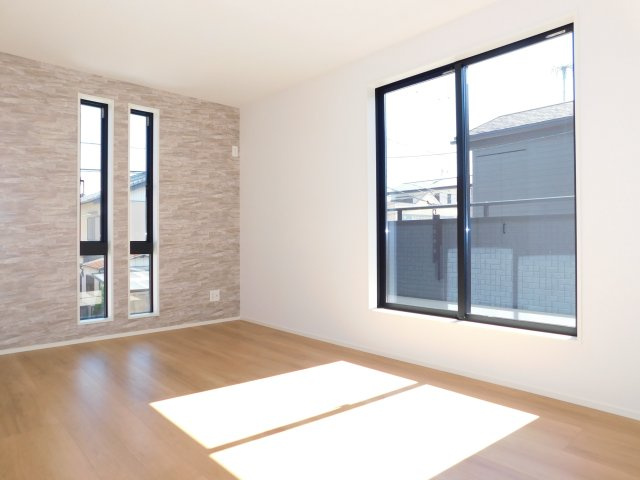 北名古屋市六ツ師女夫越の新築一戸建の洋室|◇２階洋室◇　　南面で明るい洋室約７．５帖　ウォークインクローゼット完備♪　バルコニー付き！