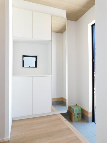 北名古屋市六ツ師女夫越の新築一戸建の玄関|◇玄関収納◇　　家族の履物がしっかり収納できるミラー付きシューズ収納！　ホールにはファミリークローゼット完備！