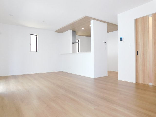 北名古屋市六ツ師女夫越の新築一戸建の居間・リビング|◇リビング◇　　南面で明るいリビング約１６．０帖　リビング全体が見渡せる折下天井のオシャレな対面キッチン♪　　