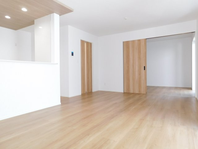 北名古屋市六ツ師女夫越の新築一戸建の居間・リビング|◇リビング◇　　南面で明るいリビング約１６．０帖　インテリアが映える広々リビング♪