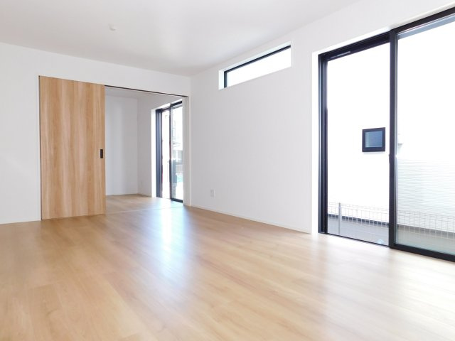 北名古屋市六ツ師女夫越の新築一戸建の居間・リビング|◇リビング◇　　南面リビング１６．０帖　隣の洋室と続き間で２０．５帖の広々空間になります♪