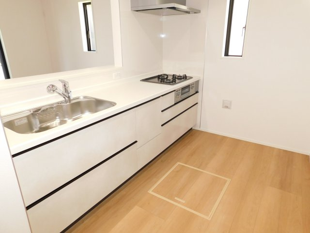 北名古屋市六ツ師女夫越の新築一戸建のキッチン|◇キッチン◇　　人気の対面式・人造大理石カウンター・浄水器付ハンドシャワー・静音仕様シンク・スローインクローズレール・薄型換気扇・前面コンセント完備・床下収納庫 　