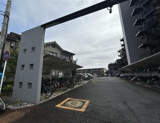 新座市畑中３丁目の賃貸マンションの駐車場