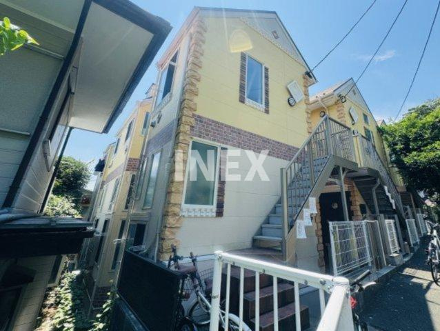 横浜市西区西戸部町３丁目のアパートのエントランス