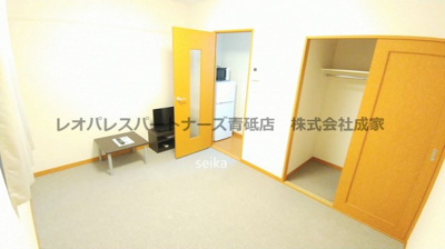 【居間・リビング】 | 白鳥 | 1階はフローリング、2階以上はカーペットタイプとなります。
家電がある部屋と無い部屋があります。
