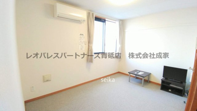 【内装】 | 白鳥 | 1階はフローリング、2階以上はカーペットタイプとなります。
１階は掃き出し窓、２階は腰窓になります。
