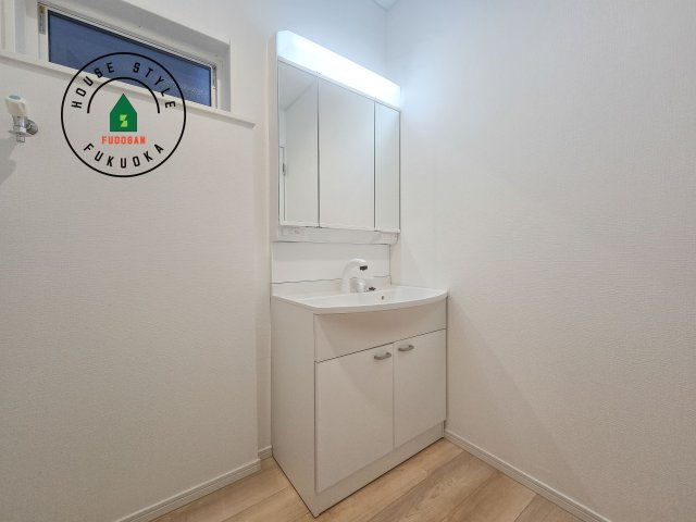 福岡市東区舞松原6丁目第2-2棟（2号棟）の独立洗面台|洗面所は小さなプライベートスペース。歯磨き、洗顔と毎日施す個人空間。