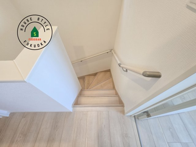 福岡市東区舞松原6丁目第2-2棟（2号棟）の内装|階段からも明るい光が入ります。採光や通風も階段の重要な役割です。