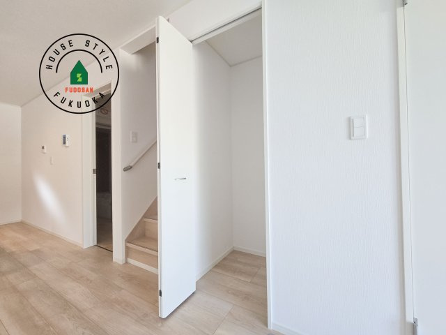 福岡市東区舞松原6丁目第2-2棟（2号棟）の収納|【WIC（ウォークインクローゼット）】 たくさんの洋服をかけてもシワになりにくいウォークインクローゼット。洋服以外にも、普段使わない家電やスーツケース、ストック品など何でも片付く嬉しい空間です。