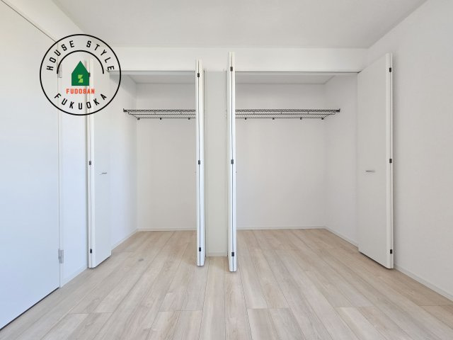 福岡市東区舞松原6丁目第2-2棟（2号棟）の収納|壁面クローゼットのメリットは、衣類が横一列に並ぶためひと目で洋服が選びやすいこと。衣類をたくさんお持ちの方も、限られたスペース内に無理なく収納することができます。