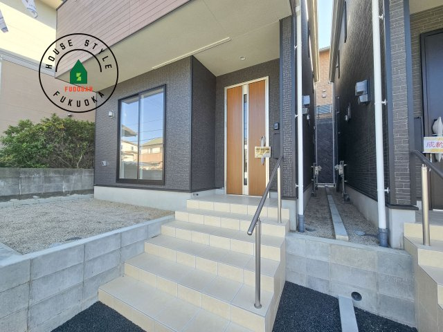 福岡市東区舞松原6丁目第2-2棟（2号棟）の玄関|地盤調査済 / 玄関へ向かうまでのアプローチに漂う上質が期待感をもたせます。玄関は建物の顔。落着きを醸し出した自己主張が心に訴えてきます。