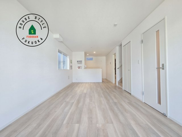 福岡市東区舞松原6丁目第2-2棟（2号棟）の居間・リビング|リビングにいるお子様と会話をしながら家事ができるカウンターキッチン。いま手があいているか、忙しそうなのか相手の様子を伺いながらコミュニケーションをとる訓練にもなります。