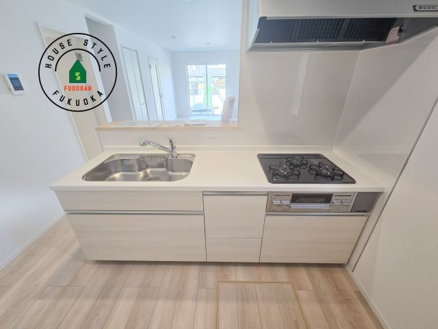 福岡市東区舞松原6丁目第2-2棟（2号棟）のキッチン|忙しい朝でも家族揃って食事をしたいゆとりあるダイニングスペース。