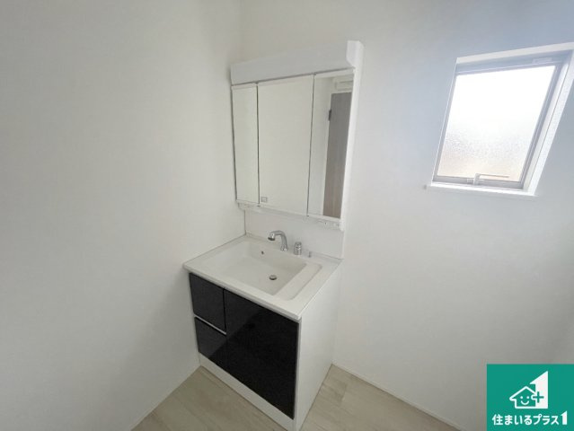 甲賀市甲賀町大原市場　第24-2期　新築一戸建ての独立洗面台|清潔感のある洗面台です。フラットな鏡は掃除がしやすく毎日清潔！鏡裏には収納があるのでスッキリとした洗面台が保てます。