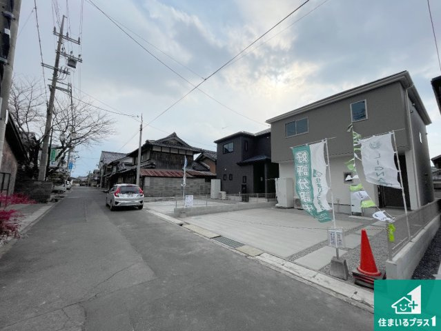 甲賀市甲賀町大原市場　第24-2期　新築一戸建ての前面道路含む現地写真|周辺は閑静な住宅街！前面道路広々で車の出し入れも便利です。駐車が苦手な方でも安心して車庫入れできます！