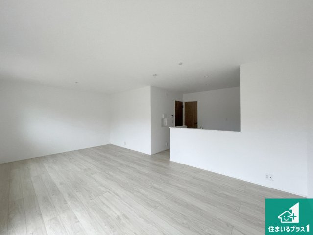 甲賀市甲賀町大原市場　第24-2期　新築一戸建ての居間・リビング|日当たり良好の明るいリビングで朝の目覚めもスッキリできそう！対面キッチンでご家族のコミュニケーションも自然と増える設計！小さなお子様が遊ぶスペースを作っても広々とくつろげるLDK！