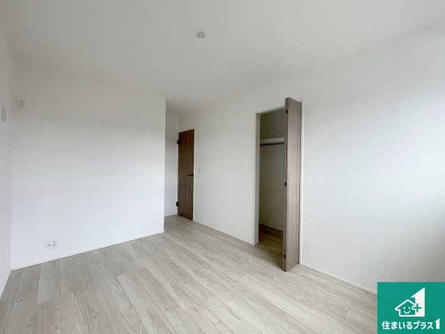 甲賀市甲賀町大原市場　第24-2期　新築一戸建ての洋室|シンプルな洋室は、自分好みのインテリアが楽しめます♪ご家族とインテリアや家具を選びに行くのは新築購入時の醍醐味の一つです。ぜひお楽しみください♪