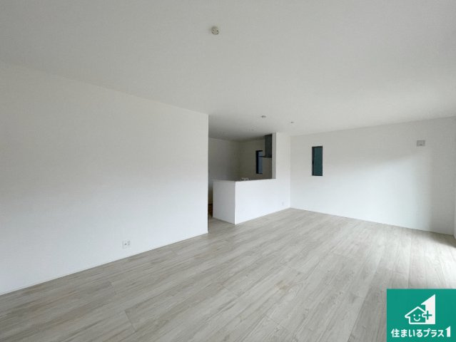 甲賀市甲賀町大原市場　第24-2期　新築一戸建ての居間・リビング|シンプルなリビングは、観葉植物等のインテリアを楽しめますね！パパ好みにも、ママ好みにも家具次第で雰囲気を変えることができます！