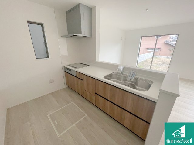 甲賀市甲賀町大原市場　第24-2期　新築一戸建てのキッチン|リビングと統一感があり、使い勝手のいいキッチン。広々としているので、二人並んで作業が出来ちゃいます。お子様と一緒に色々なお料理に挑戦できるスペースがあります。