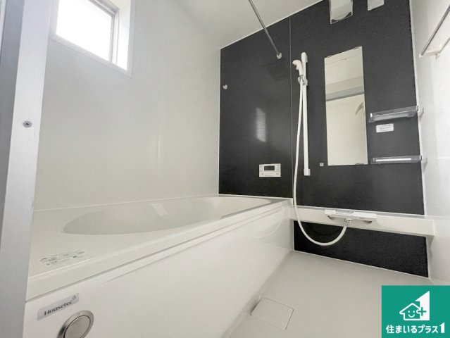 甲賀市甲賀町大原市場　第24-2期　新築一戸建ての浴室|足をゆったり伸ばして寛げる浴槽です。窓が設けられていますので差し込む光が明るく穏やかな雰囲気にしてくれます♪浴室乾燥機も設置しているので、雨の日の洗濯物も安心です♪