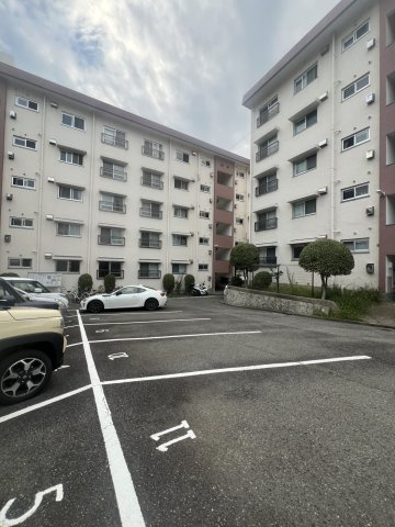 東舞子台ハイツB棟の駐車場
