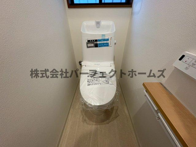 枚方市長尾東町３丁目の中古一戸建のトイレ|コンパクトで使いやすいトイレです