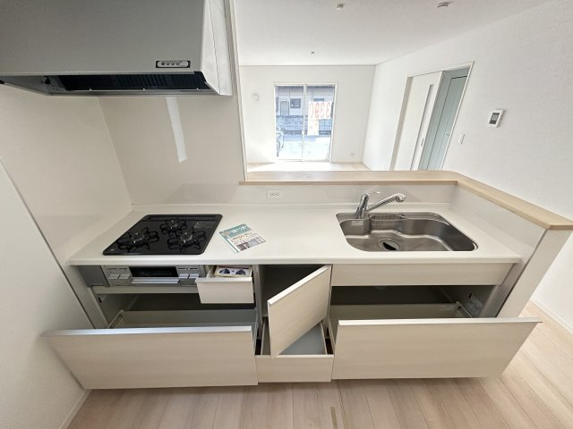 【Cradle garden】宇都宮市今泉町 第5 新築住宅 全2棟のキッチン|〇2号棟　キッチン〇
収納力たっぷりのシステムキッチン。増えがちな調理器具やカトラリー、かさ張るタッパーやお弁当箱など、なんでも収納可能です！
※2026年1月撮影